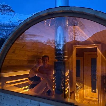 Деревянный коттедж North Experience Basecamp *